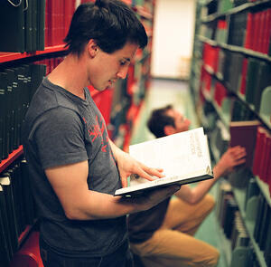 человек быстро читает. аудио библиотека. слушать видео книги. слушать видео книги. аудиокниги для слабовидящих.