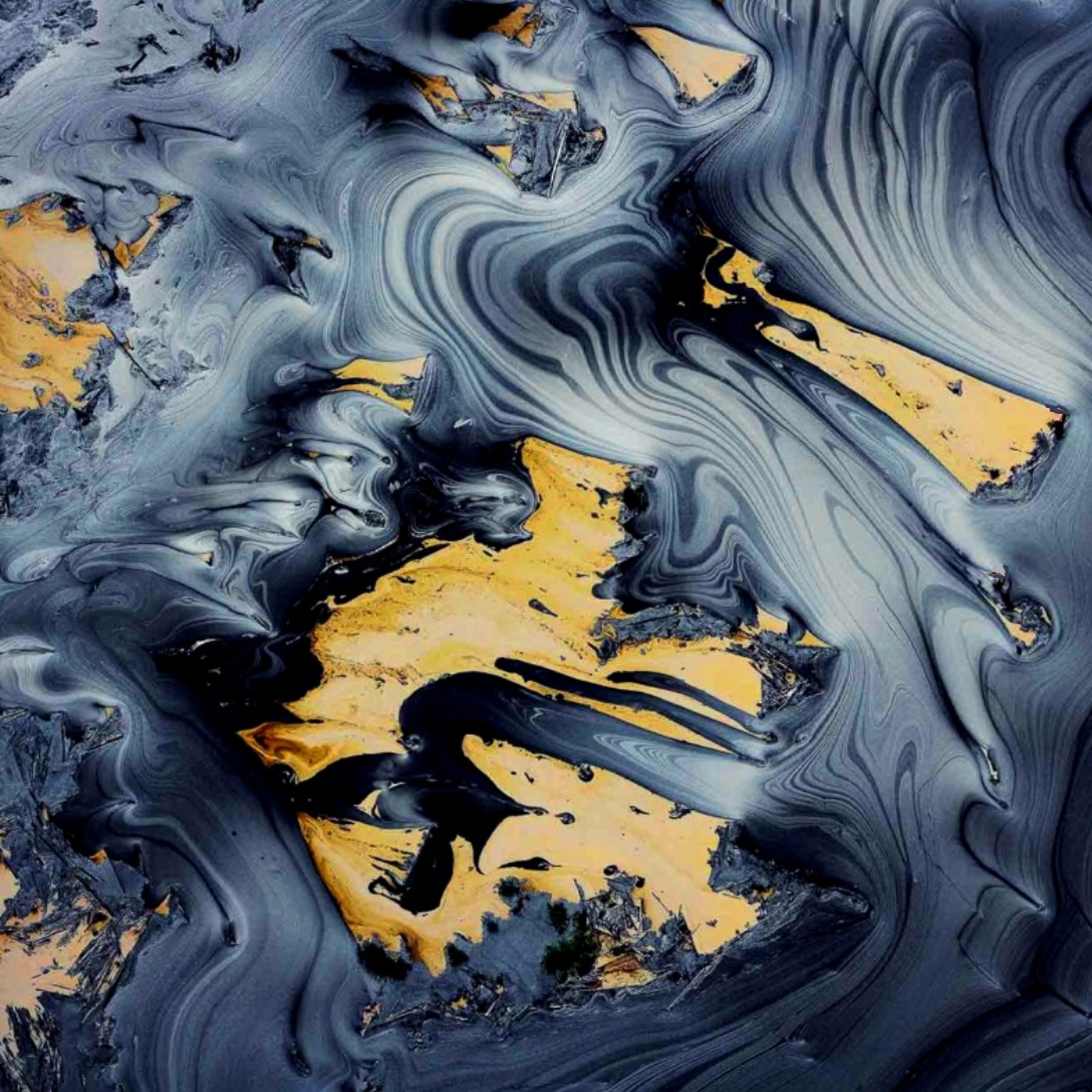 черная жидкость. стекающая нефть. фактура черная жидкость. стекающая нефть. сырая нефть.