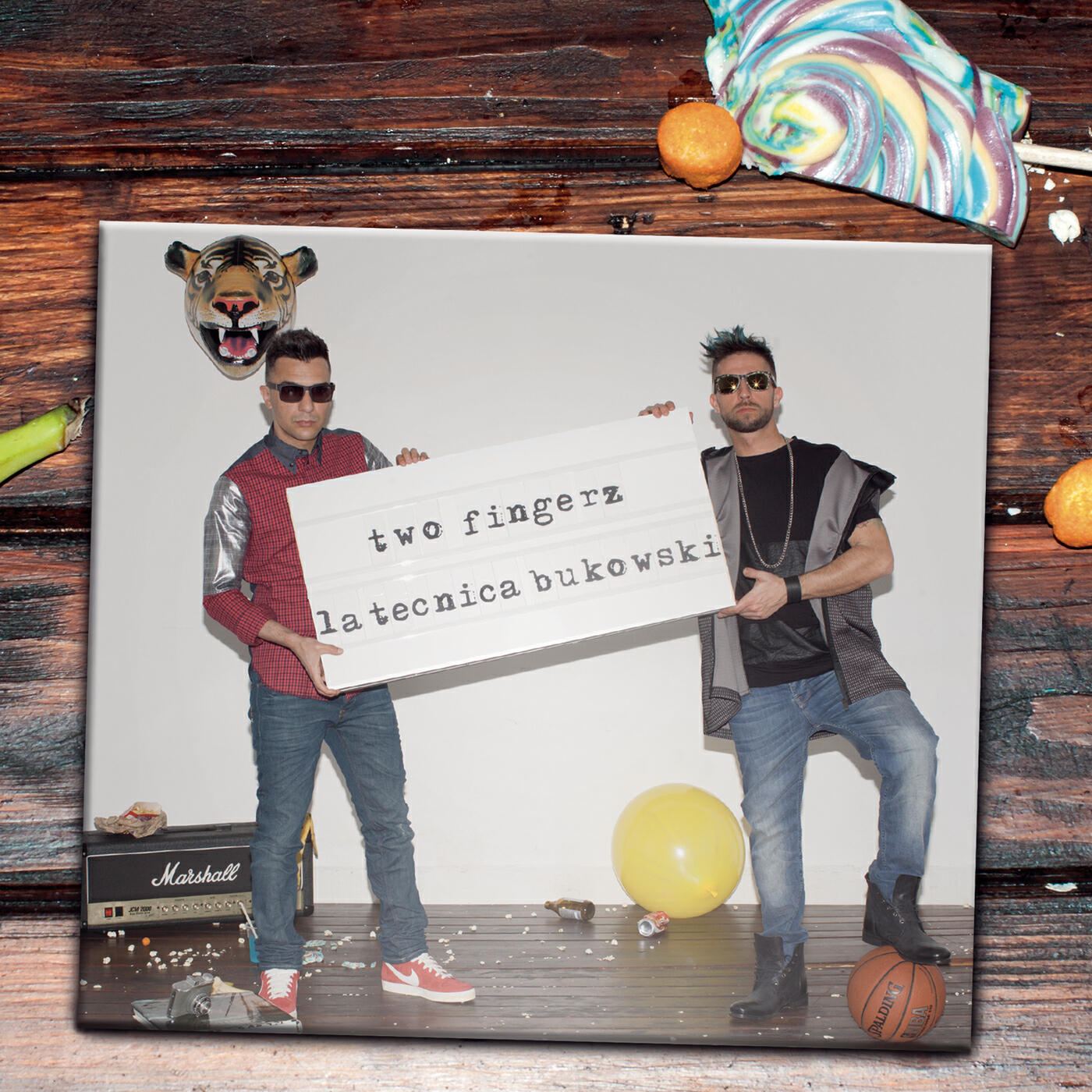 Two Fingerz - B&W (Contro la crisi)