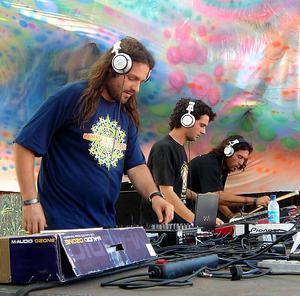 Скрипка линдси стирлинг. Минуса в современной обработке. Скрипач на море. Классика в современной обработке стиль. Девушка со скрипкой арт.